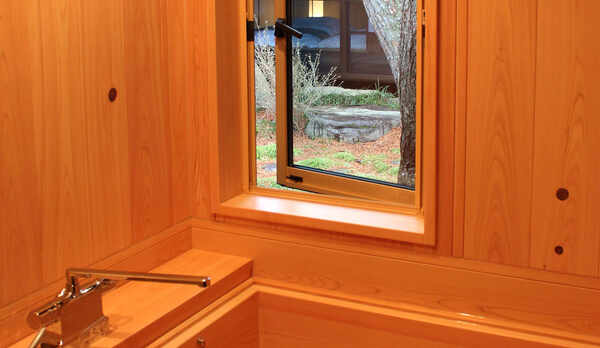 【草の庭】総檜（ヒノキ）風呂で木の温もりと香りを感じながら旅の疲れをいやしてください