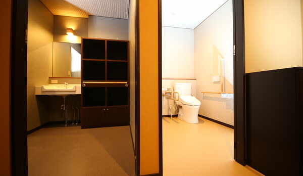 離れトイレも洗面所も大きく、バリアフリー仕様です。