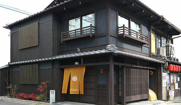 入母屋造りの外観