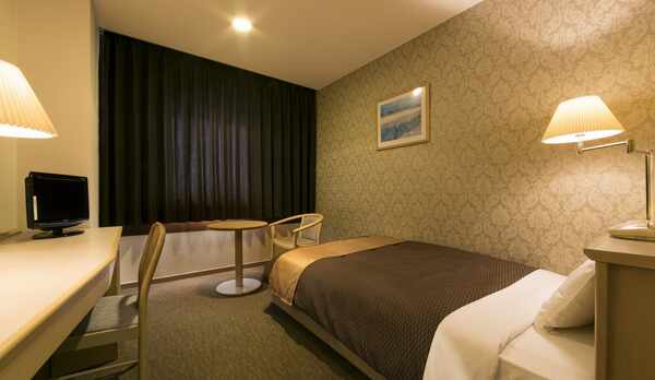 広めで落ち着くシングルルーム（シモンズ社製ベット使用）