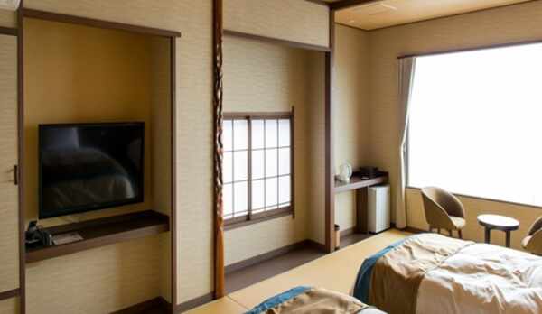 落ち着く和室にシモンズベッドを2台ご用意しております。