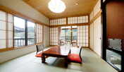 心和むお部屋づくり、ゆっくりとお寛ぎください。（客室一例）