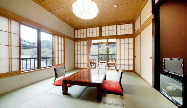 心和むお部屋づくり、ゆっくりとお寛ぎください。（客室一例）