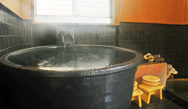 大浴場　信楽焼の壺風呂