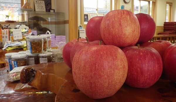 *【ロビー】時期によっては青森名産のリンゴも置いてありますよ。