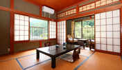 ＜お部屋＞8畳◆緑と川をせせらぎを楽しむ和室