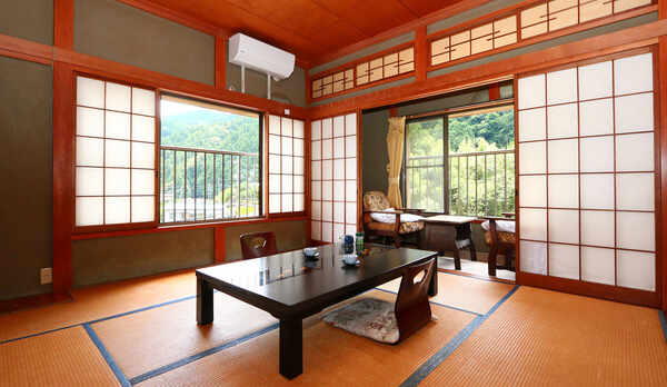 ＜お部屋＞8畳◆緑と川をせせらぎを楽しむ和室