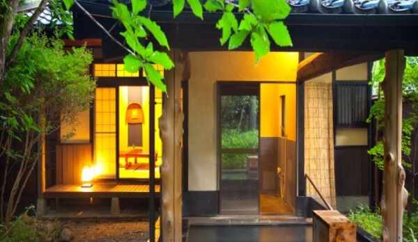 【客室／離れ】完全一戸建てタイプの離れには露天と内湯が備わっており、いつでも良泉をご堪能いただけます