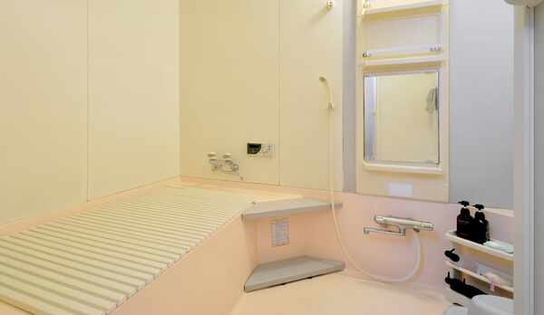 【共用風呂②】一般家庭用よりひと回り大きな浴槽でお身体を休めてください。