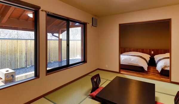 ＜新館ヒノキの露天風呂付き離れ＞和洋２間。内湯、シャワートイレ、専用駐車場付き。