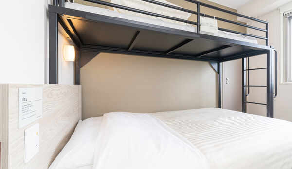 ダブルベッドとロフトベッド付き