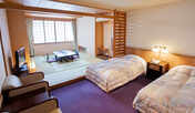 【和洋室】和室とベッドルームとで仕切られた和洋室。定員5名様まで悠々とお寛ぎ頂けます。