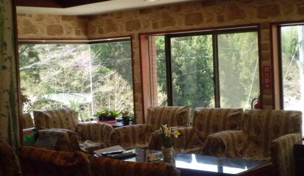 深山が見渡せる開放的なロビー