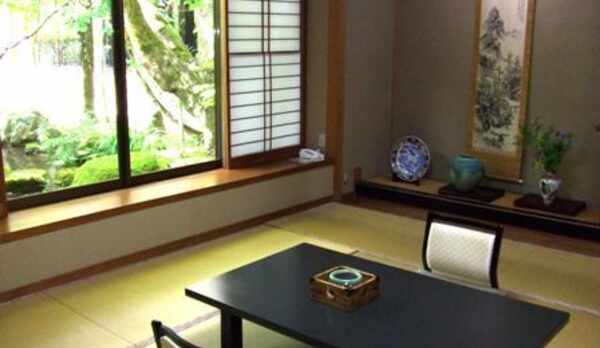 中庭を眺められるお部屋