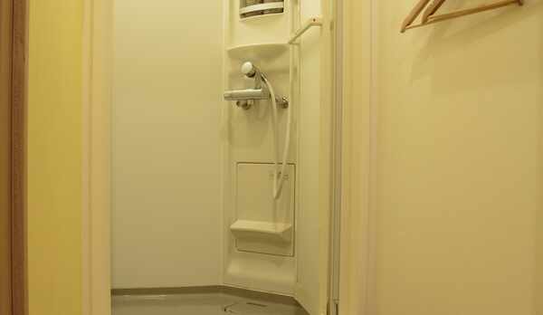 共用のシャワールーム（ボディソープ、リンスインシャンプー有り）