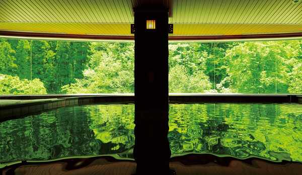 内風呂【大浴場】「山月の湯」内湯&hellip;湯量豊富な自家源泉かけ流しの湯を、大自然を望む湯舟でご堪能下さい。