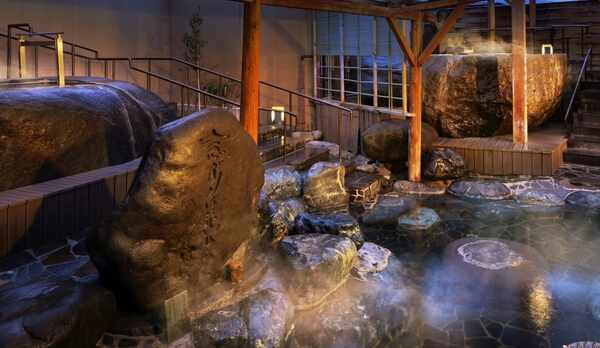 【東湯】東湯・露天岩風呂全景