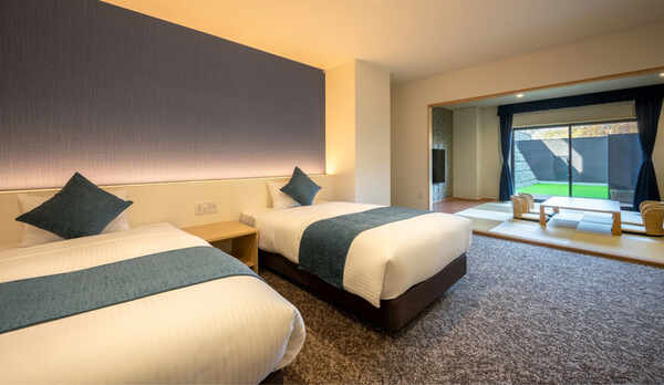 広々としたベッドルーム。3名以上でご宿泊の場合は、別途ふかふかのお布団をご用意します（HIROSE）