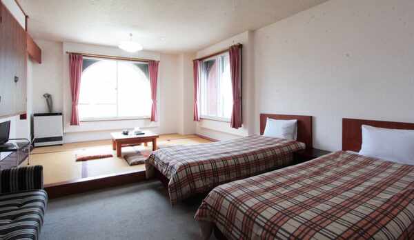 【和洋室】シャワー・トイレ付き