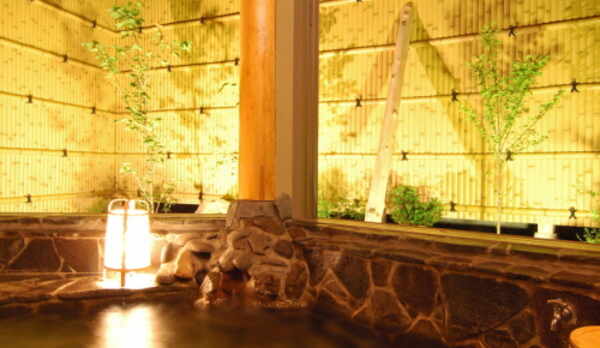 開閉式の貸切露天・桜の湯（通年営業）16:00〜朝9:00終了　※21:30よりサッシ閉めてのご利用