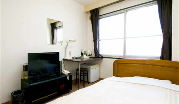 【洋室シングル】ゆったりした部屋と大きめのベッドで、憩いの時間を満喫できます。