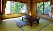 ≪トイレ付和室≫四季の景色を楽しめるシンプルな和室となっております。(1)