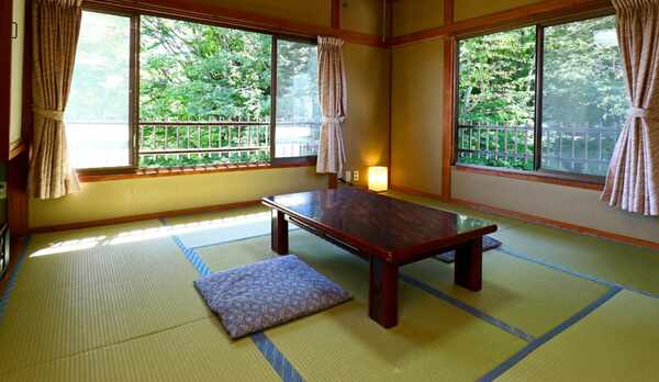 ≪トイレ付和室≫四季の景色を楽しめるシンプルな和室となっております。(1)