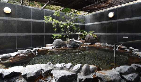 【露天風呂】自然に囲まれ日々の疲れを癒す。アルカリ性単純泉で、お肌が敏感な人や赤ちゃんもOK