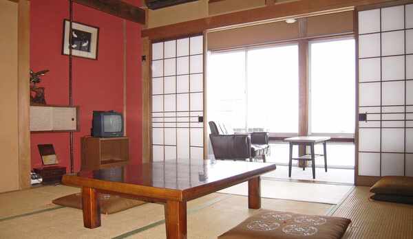 *お部屋は畳の香り漂う和室のお部屋です。