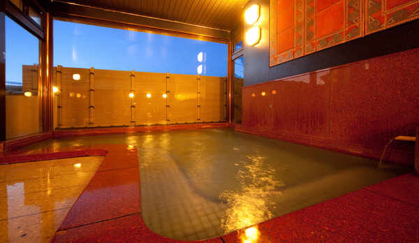 ネオジャパネスクな聚楽風壁面の内湯