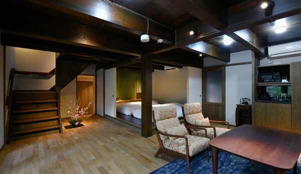 【竹林月夜】リビングルーム・ベットルーム（ツイン）　広々とした開放的な空間でお寛ぎいただけます