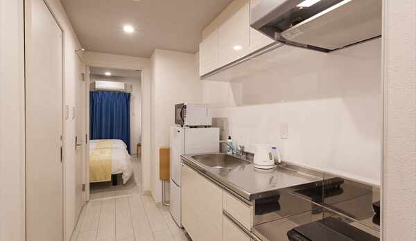 玄関・キッチンから寝室を望む