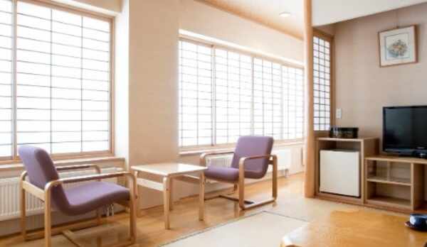 【8畳和室】クチコミでも好評のお部屋は、地デジ・ＢＳ放送開始に合わせて倍速液晶テレビを新設しました。