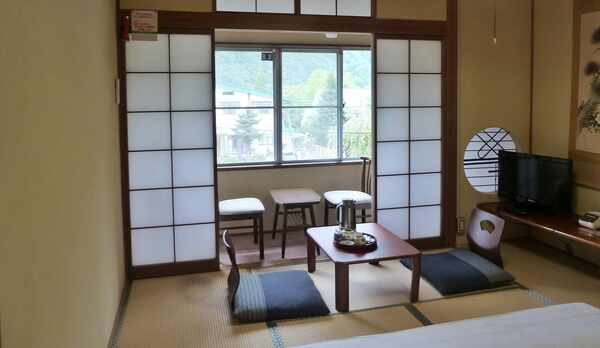 *【客室一例】お部屋はお布団を敷いた状態でご用意しております。