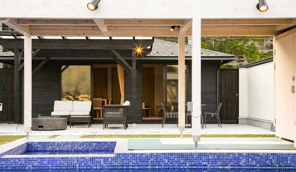 プール越しの窓辺