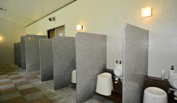 男性用浴室洗い場