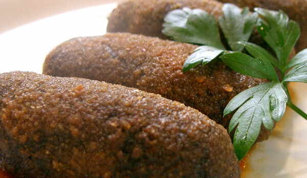 ■名物　イカスミコロッケ　　地物の甲イカの墨を使っています