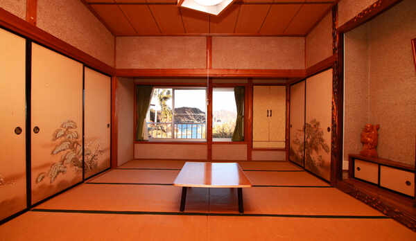 【客室一例】古いタイプの和室となりますが、様々な広さのお部屋があり、人数に合わせてゆったりご利用いた