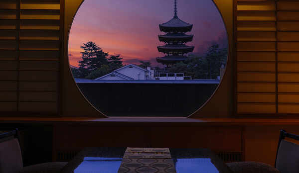 日没後はライトアップにより、幻想的で荘厳な雰囲気を醸し出す五重塔。その光景をぜひ「特等席」で。