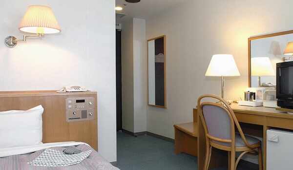 【本館】シングルルーム：ワイドシングルベッド（１１０ｃｍ幅）でゆっくりお休みいただけます♪