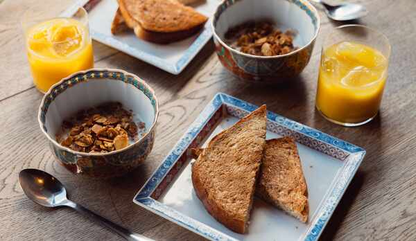 朝食　自家製玄米グラノーラ・胚芽食パン