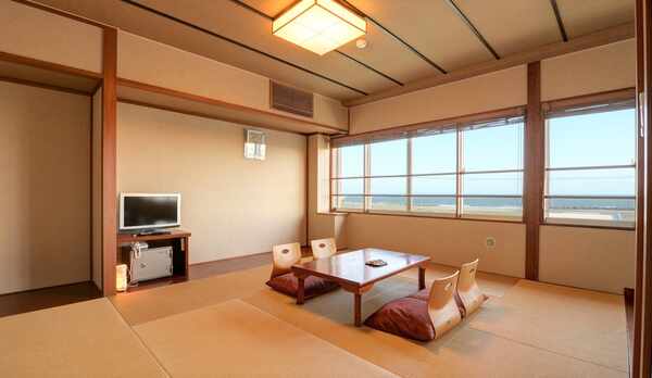 *和室一例／全室１２畳以上＆オーシャンビューでお部屋からはどこまでも続く青い水平線を一望！