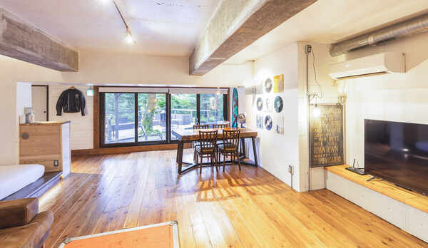 ・【アパートメントA／リビング】窓からは光が差し込み明るい空間に。居心地が良く開放感も感じられます