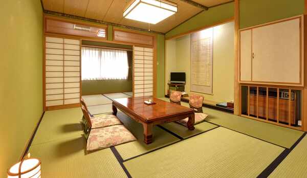 *【道路側】和室10＋広縁4畳　広々としたお部屋。ご家族・グループの旅行におすすめ。