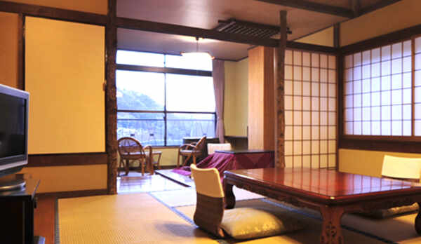 *客室一例／昔懐かしい雰囲気の二間の和室で、ゆっくりとお寛ぎください。