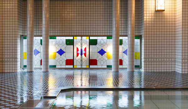 【大正ロマン風呂　夢乃湯】ステンドグラスの細工を施した窓。