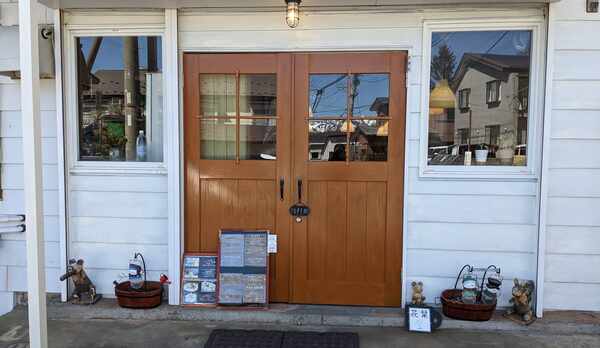 チェックイン、チェックアウトの手続きは併設カフェでお願い致します