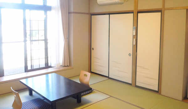 ・大きな窓がついた明るい和室で、ごゆっくりおくつろぎください