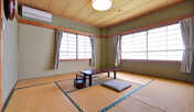 *2Ｆ和室8畳（客室一例）/日本庭園を望むお部屋。広縁や洗面スペースがない分お安くご宿泊いただけます