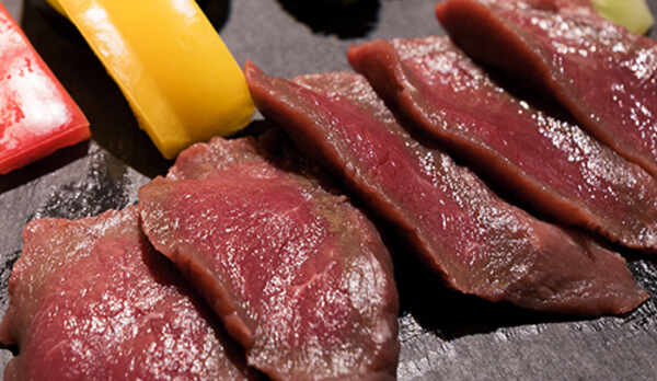■こだわりの食材■『知床産エゾ鹿肉』牛肉に負けないほどの旨味で深みのある味わいを愉しめます